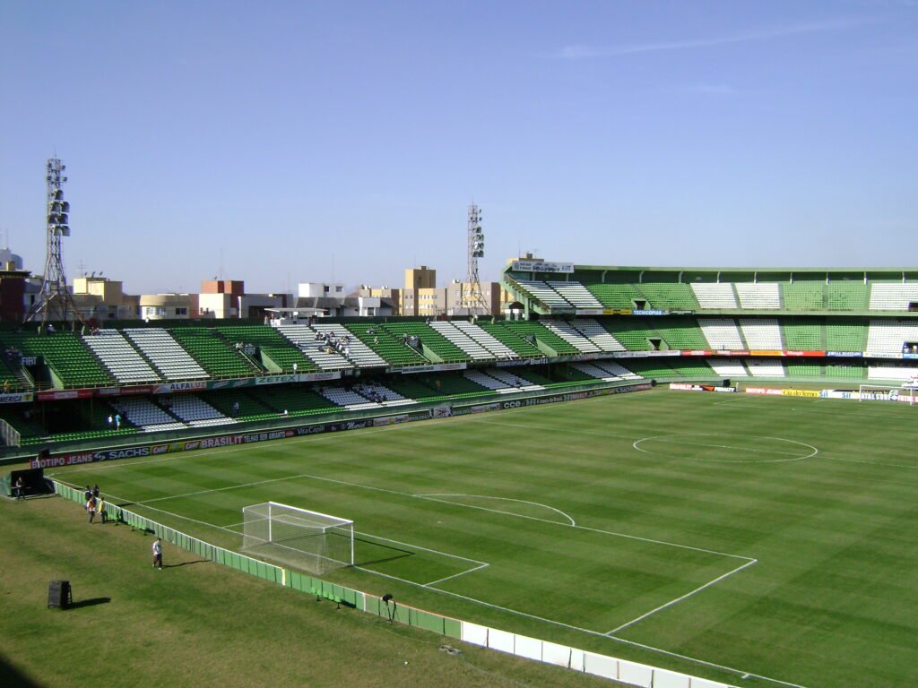 Vitória sem Marinho e Luan Cândido: estádio Couto Pereira, em Curitiba