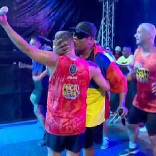 Coreógrafo baiano é destaque na micareta e recebe homenagem de Claudia Leitte e Léo Santana; artistas descem do trio para dançar com Luciano Mello.