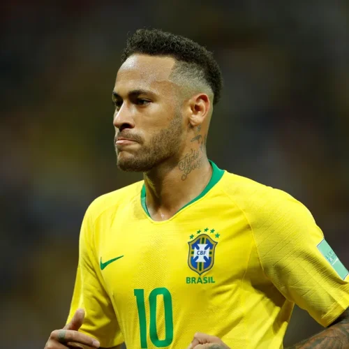 Neymar segue se recuperando de uma lesão de grau 2 na panturrilha direita, sofrida ainda no Santos no mês passado.