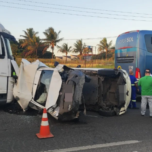 Engavetamento com sete veículos causa congestionamento na BR-324 em Feira de Santana