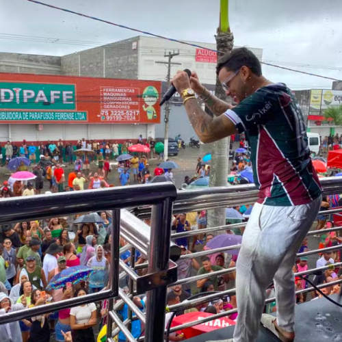Nem a chuva segurou a festa! Thiago Aquino e Timbalada colocaram a multidão pra vibrar no Arrastão da Micareta de Feira! Foi emoção, pagode e muito axé até o último pingo d’água.