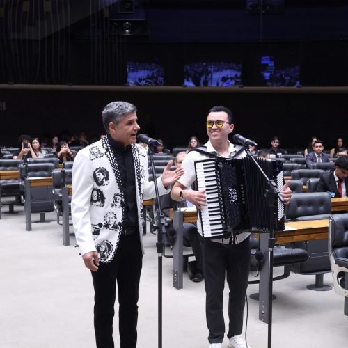 Del Feliz leva forró ao Congresso Nacional em celebração da amizade entre Brasil e China