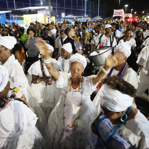 Multidão participa da Levada da Lenha em Humildes