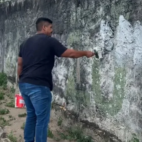“No dia que aparecer eu apago”: Prefeito de São Gonçalo dos Campos apaga pintura de facção criminosa em muro.