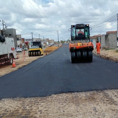 Obras de pavimentação e recuperação de ruas avançam em mais de 20 localidades de Feira de Santana