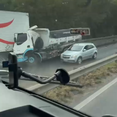 Acidente entre carreta e caminhão-caçamba causa lentidão na BR-324 nesta terça-feira (11)