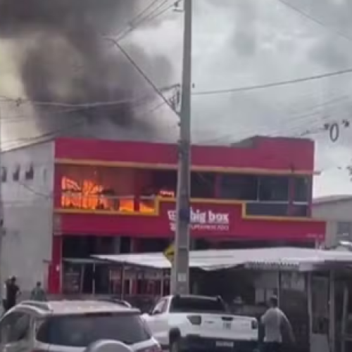 Incêndio atinge depósito do Big Box Supermercado em Feira de Santana
