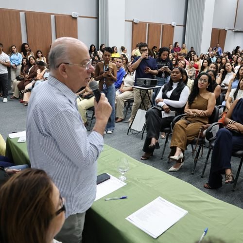 Feira de Santana empossa 128 professores e amplia quadro da rede municipal de ensino