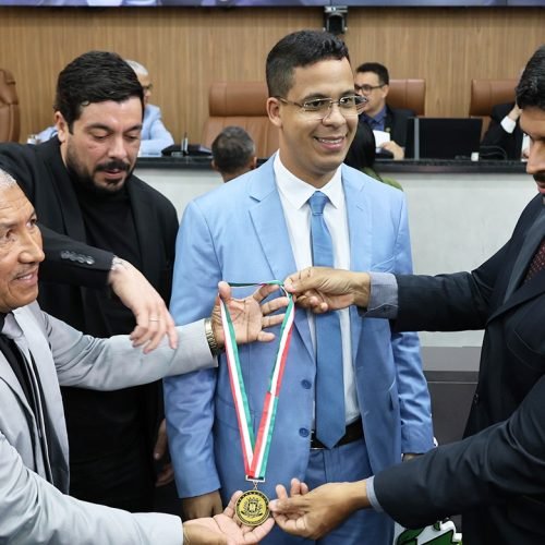 Matheus Pinheiro recebe Comenda Maria Quitéria, maior honraria da Câmara de Feira de Santana