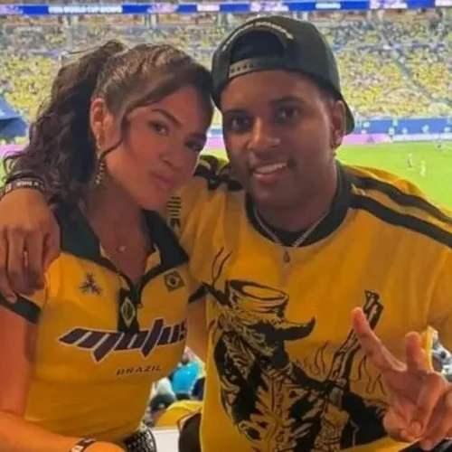 Atacante e atriz assistiram a Brasil x Haiti juntos (Foto: Reprodução/Instagram)