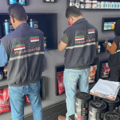 Procon fiscaliza e notifica lojas de suplementos alimentares em Feira de Santana