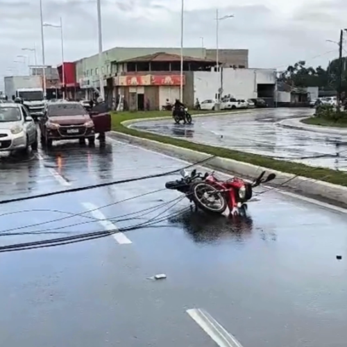 Motociclista escapa de tragédia após poste cair e sofrer choque elétrico em Feira de Santana
