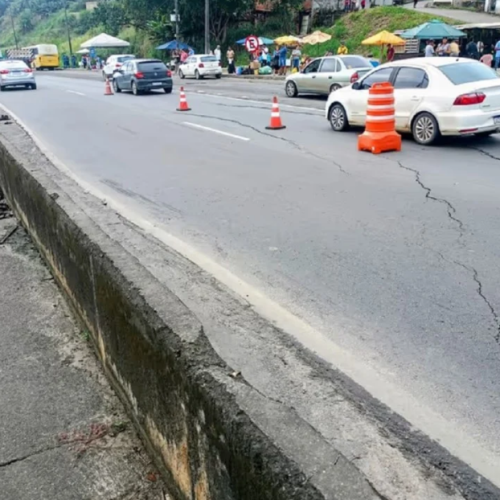 Trecho da BR-324 é interditado após afundamento na pista causado por falha estrutural