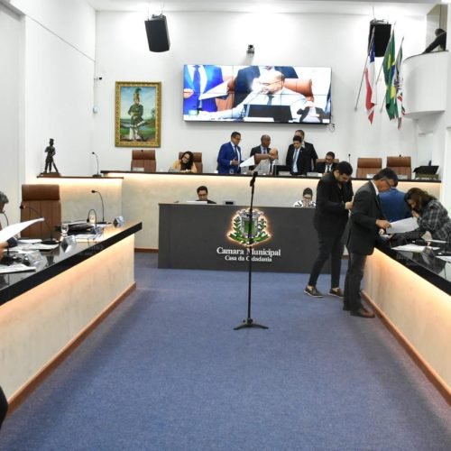 Câmara aprova projeto que proíbe privatização de vagas em recuos de calçadas em Feira de Santana.