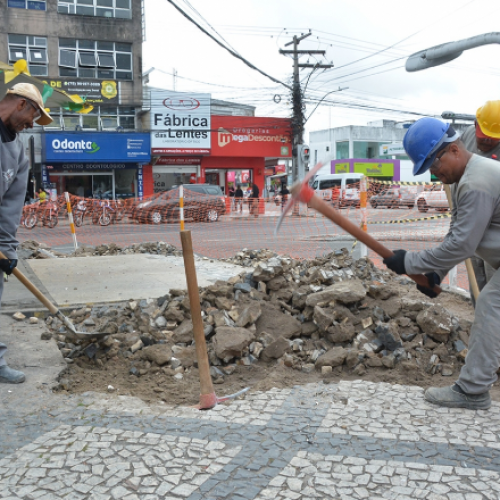 Iniciada reforma da Praça dos Sapateiros em Feira de Santana; profissionais passam a atuar em espaço provisório