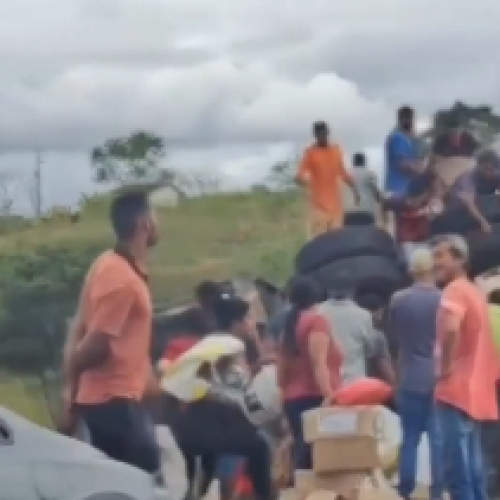 Caminhão carregado com alimentos congelados tomba e carga é saqueada no sudoeste da Bahia